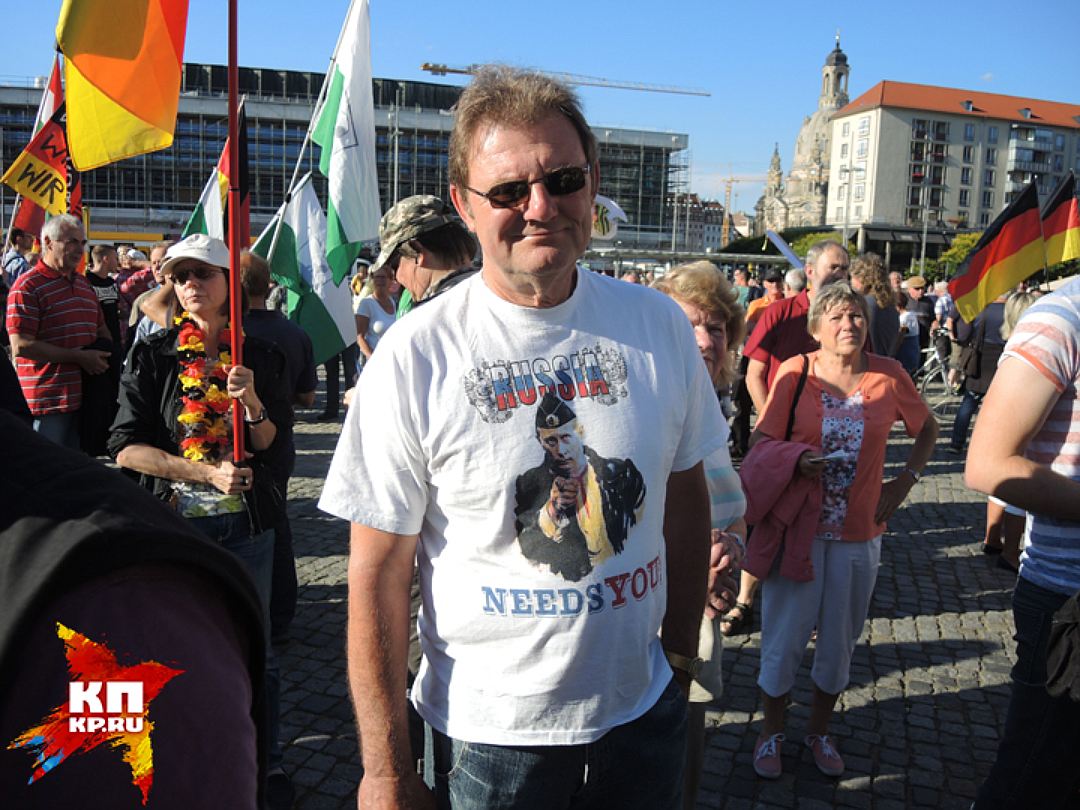 Протестующий в футболке с Путиным. Фото: Дарья АСЛАМОВА