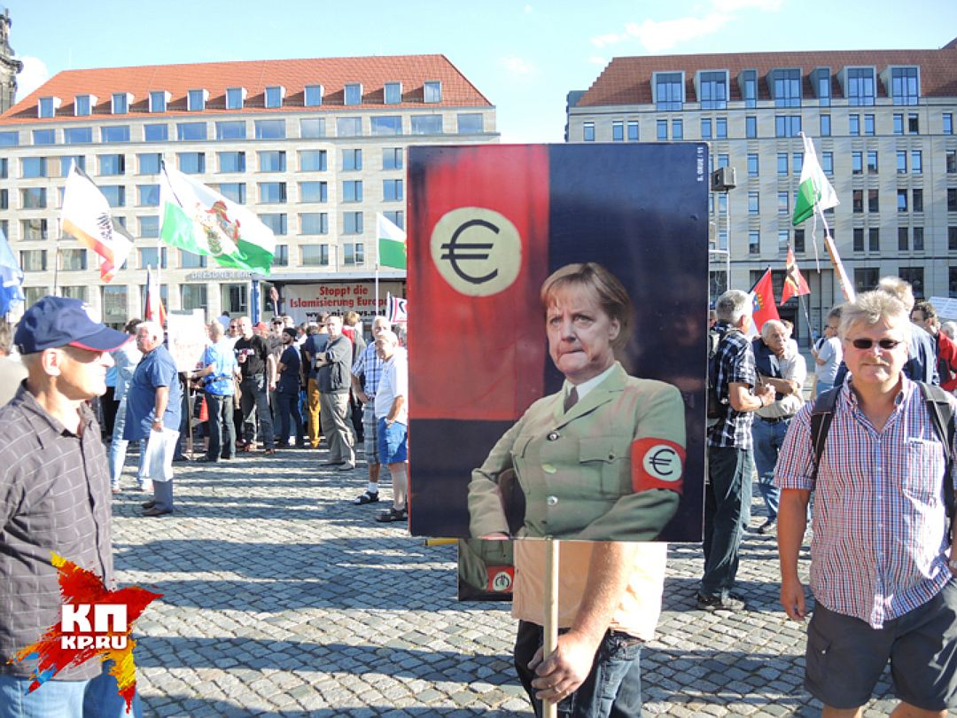 Меркель в нацистской форме. Фото: Дарья АСЛАМОВА