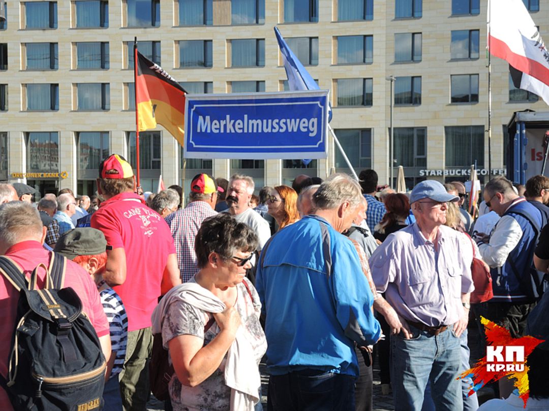 Плакат "Меркель должна уйти". Фото: Дарья АСЛАМОВА