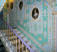 Энтузиаст превратил подъезд жилой многоэтажки в дворец XVIII века