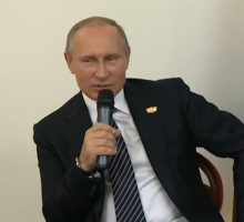 Видео: После предупреждения Путина о слежках США в зале погас свет