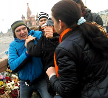 Драка на месте убийства Немцова попала на видео[ВИДЕО]