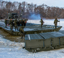 Инженерные войска провели уникальную операцию по наведению понтонного моста через Оку в зимних условиях