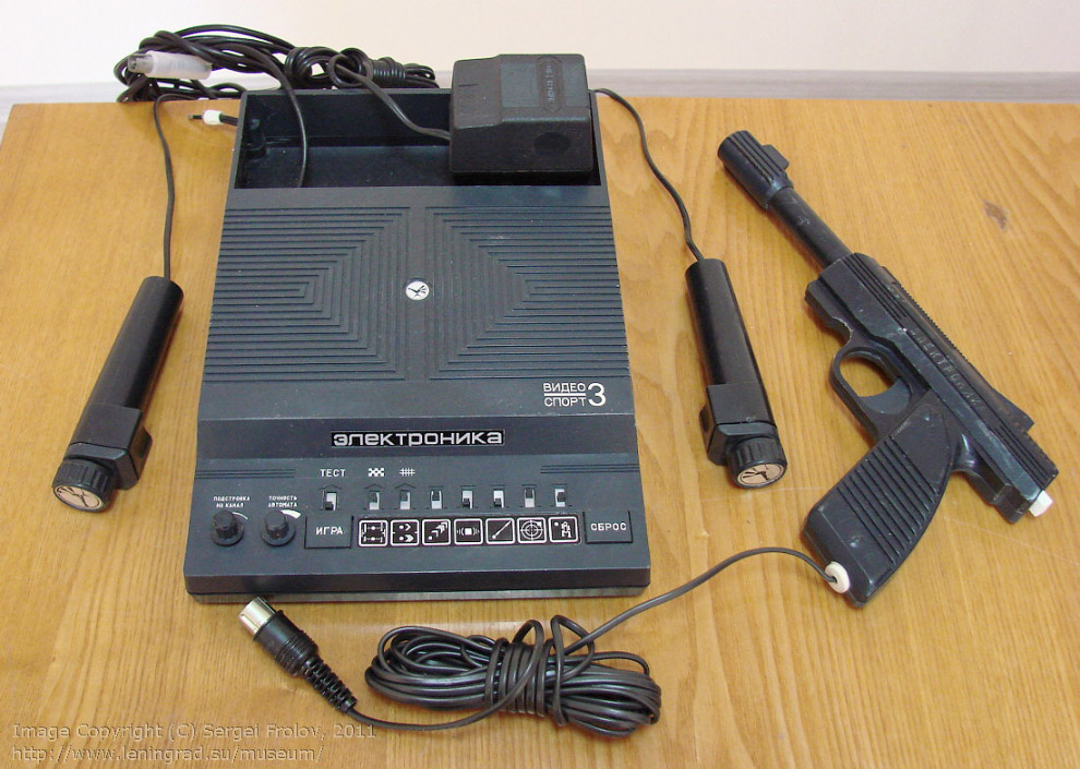 «Электроника Видеоспорт-3» — игровая приставка, 1988 год, на тот момент она стоила 115 рублей, не каждый мог позволить.