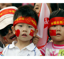 Учеников китайских школ обязали носить специальные головные повязки для мониторинга их внимания