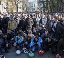 Украинские фанаты напали на французов, приняв их флаг за российский [ВИДЕО]