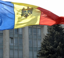Мэр Екатеринбурга Ройзман возглавил «украинский» пикет и получил татарский торт