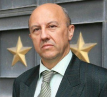 Русскую цивилизацию пожирают с обеих сторон.