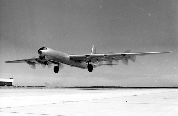 Американский стратегический бомбардировщик Convair B-36, получивший неофициальное название «Миротворец» (англ. Peacemaker), во время взлёта. Является самым большим по размаху крыла и высоте построенным бомбардировщиком за всю историю военной авиации. Cred