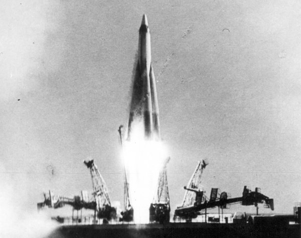 Запуск советской двухступенчатой межконтинентальной баллистической ракеты (МБР) Р-7. Она является первой МБР в мире, успешно прошедшей все испытания и доставившей боеголовку на межконтинентальную дальность. Credit: ФГУП ЦНИИмаш/РКК «Энергия».