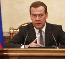 Медведев назвал санкции против банковского сектора России "объявлением торговой войны"
