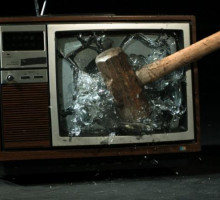 Против семьи: как работает современная пропаганда на ТВ и в сети