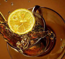 Горячий чай с лимоном уничтожает зубы