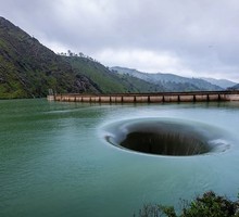 В Калифорнии разверзлась дыра в воде