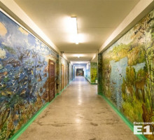 Раскрасил от пола до потолка: в Екатеринбурге 90-летний сторож превратил школу в картинную галерею