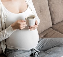 Потребление кофе при беременности связали с рождением детей маленького роста