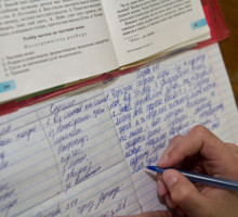 Киевские школьники получили справочники, в которых нет Крыма