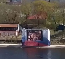 В Ивангороде в День Победы организовали трансляцию праздничного концерта для жителей эстонской Нарвы
