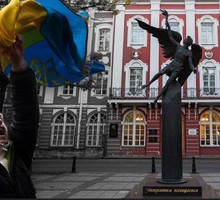 Над истфаком СПБГУ взвился украинский флаг