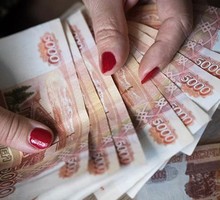 Россиянам перестало хватать зарплат — и в чём причина?