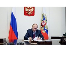 Путин подписал закон об увеличении пенсий и МРОТ