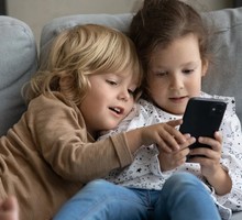 Чем опасно долгое сидение в телефоне для ребёнка