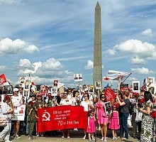 «Бессмертные полки» прошли в разных странах