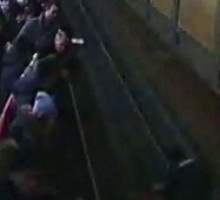 В столичном метро сотрудник полиции и пассажир прыгнули под поезд, чтобы спасти упавшую женщину