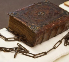 Секрет средневековых библиотек, или зачем монахи хранили книги на цепи?