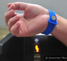10 тысяч школьников Москвы получили электронные браслеты