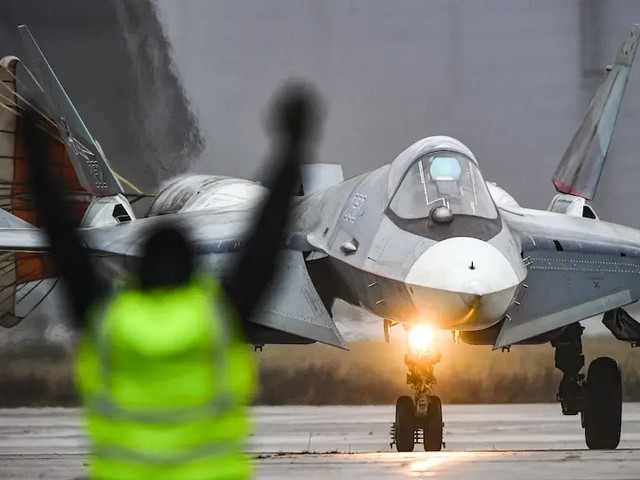 Двухместный прототип истребителя Су-57 впервые поднялся в небо Двухместный прототип истребителя Су-57 впервые поднялся в небо